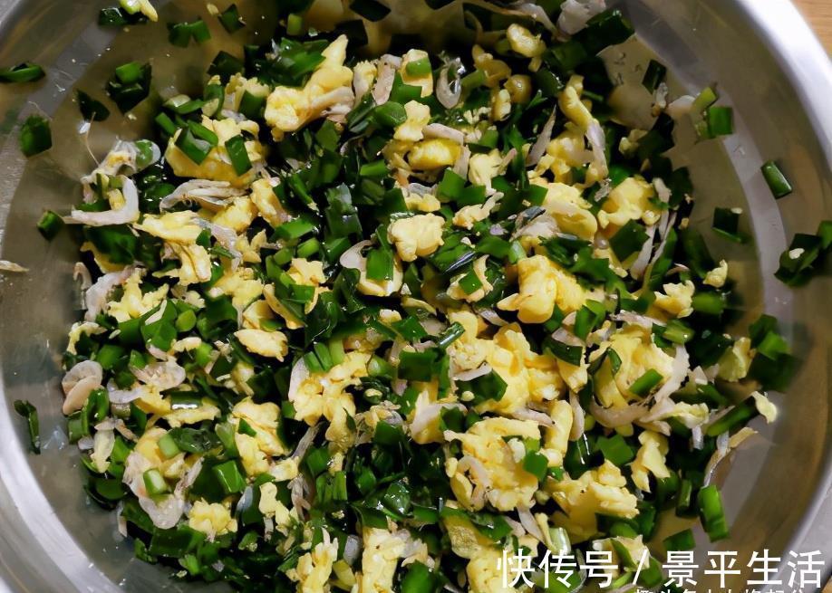 薄皮|韭菜盒子最简单的做法，不揉面也不擀面，韭菜盒子个个薄皮馅大