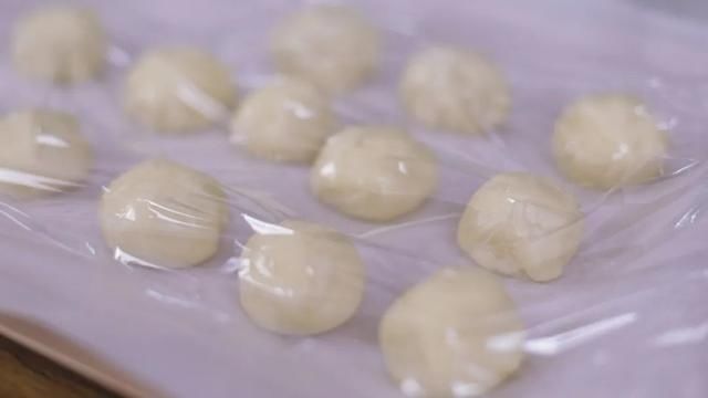 中筋面粉|别人为吃它排几个小时队，我自己在家做，皮薄馅大，酥到掉渣