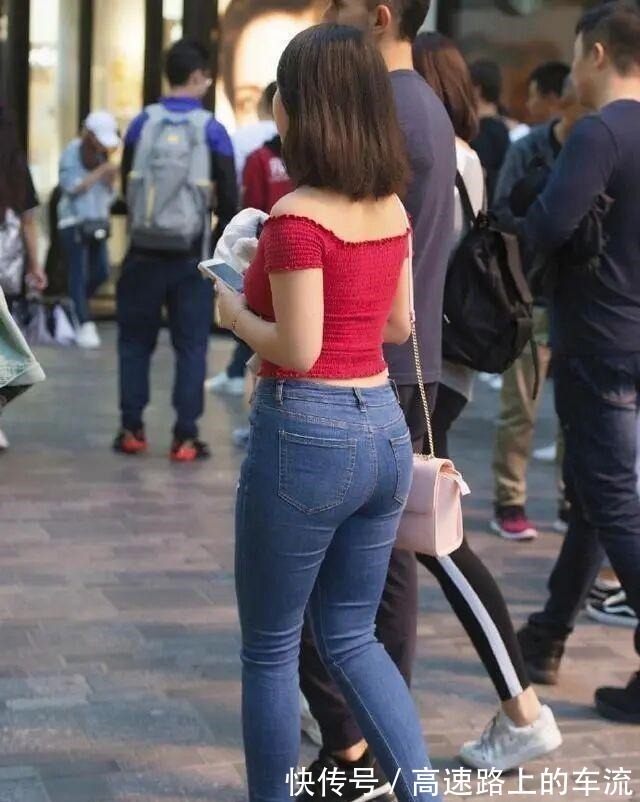 搭配 明亮耀眼的打底裤穿出优雅高级感,承载姑娘姣好的身材,高贵冷艳!