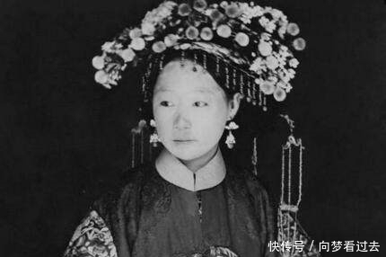 表情|罕见老照片:犯人跪地表情慌张,最后一位是慈禧贴身丫鬟气质佳!