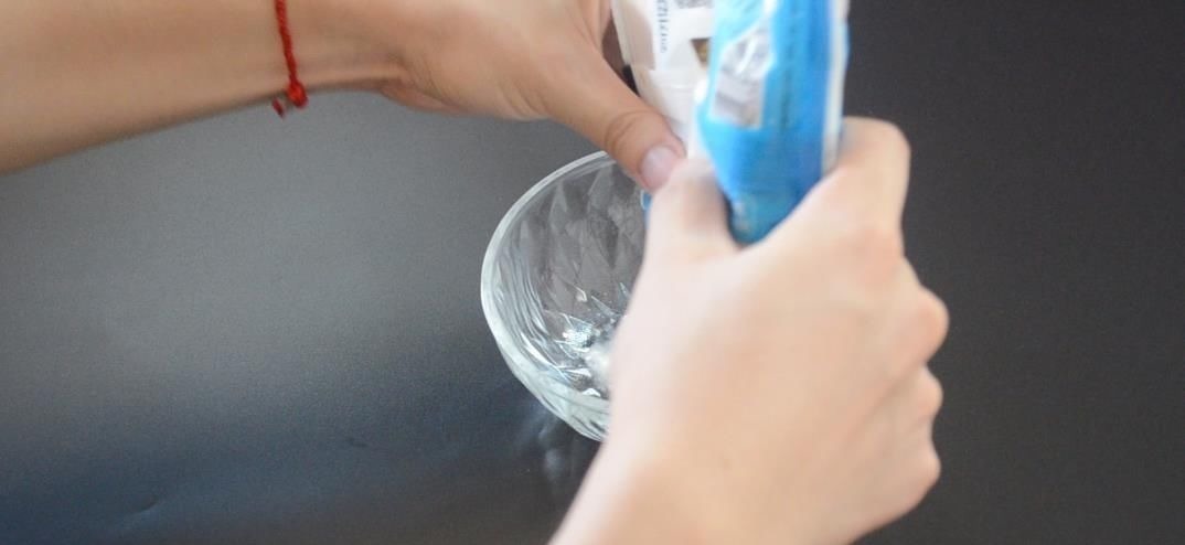 不管马桶多黄多脏, 只需倒一碗它进去, 马桶一冲立马变干净