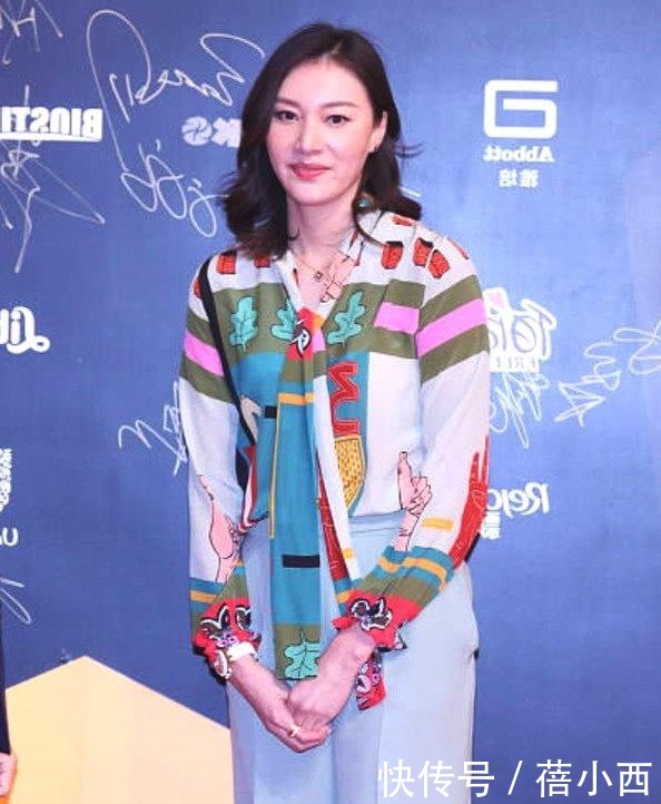 谢杏芳|谢杏芳真是自带超模气场,穿印花衬衫配阔腿裤,退役后气质大不同