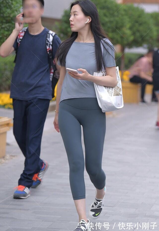 圆领 纯灰色圆领短袖搭蓝灰色瑜伽裤,简约大方,时尚修身还有韵味