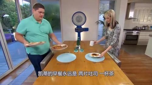 睡着|84斤瘦子和308斤胖子交换饮食，一顿抵三顿，睡着还要被迫吃宵夜