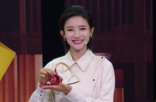 蔡紫和央视全新节目风格契合，受邀担任主持人，冠军没白拿