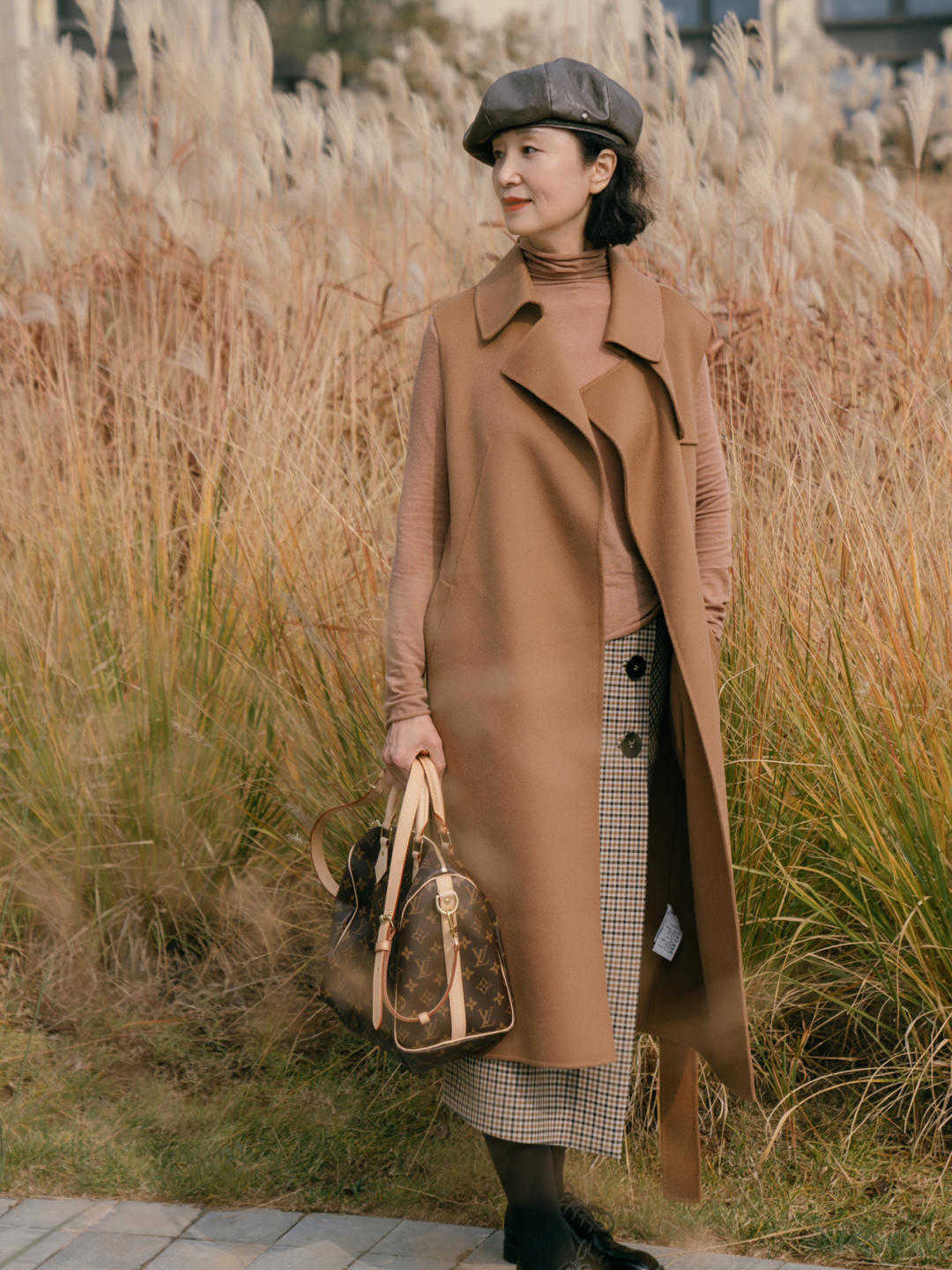 穿搭|50+女人不要选择大衣配长靴子,太土了?学博主这样穿,优雅精致