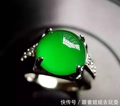 惹万千少女流连的阳绿翡翠究竟是什么样,它到底贵在哪里,怎么看