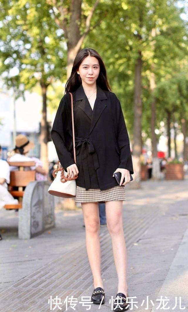 气场|时尚穿搭，美女搭配上黑色牛仔热裤，更是气场十足
