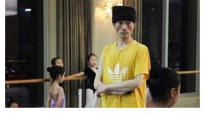 杨丽萍$他被称为女版杨丽萍，46岁了还是“巨婴”，年入百万没人愿意嫁