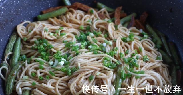 好吃|北方焖面最好吃的做法，不加一滴水，鲜香入味，一锅吃了个精光！