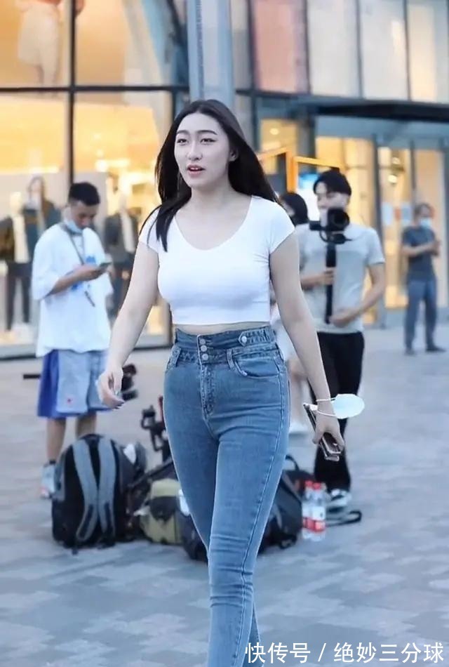 高领 束腰贴身的瑜伽裤,简约中透着个性感,颜值过人