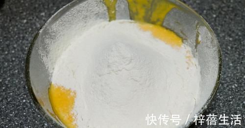 不用烤箱就可制作好吃的早餐蛋糕,简单轻松,直接告别喝粥式早餐