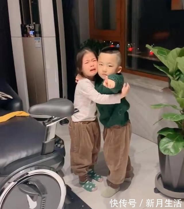 暖心|妹妹被妈妈教训,哥哥实力“护妹”,网友:有一个暖心的哥哥真好