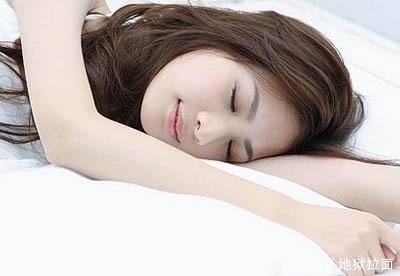 枕头|颈椎疼、脖子僵？多半是3个原因所致！教你2招，和颈椎病说拜拜