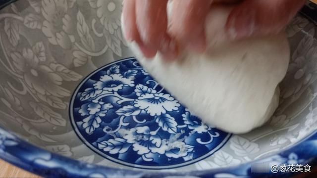 超简单的花卷做法,只需要一根筷子,一卷一压就好了,漂亮又好吃