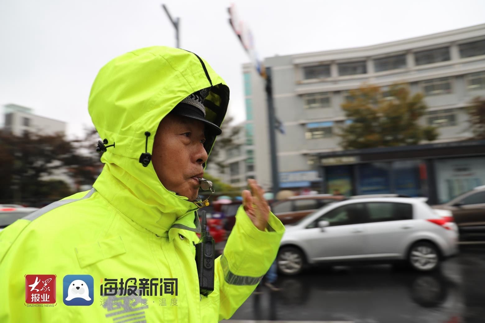 交警|【图集】连云港交警，雨中执勤