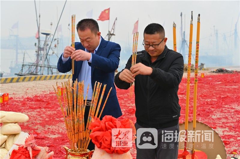 烟台海阳渔民正月十三祭海祈福 鞭炮阵阵热闹赛过春节