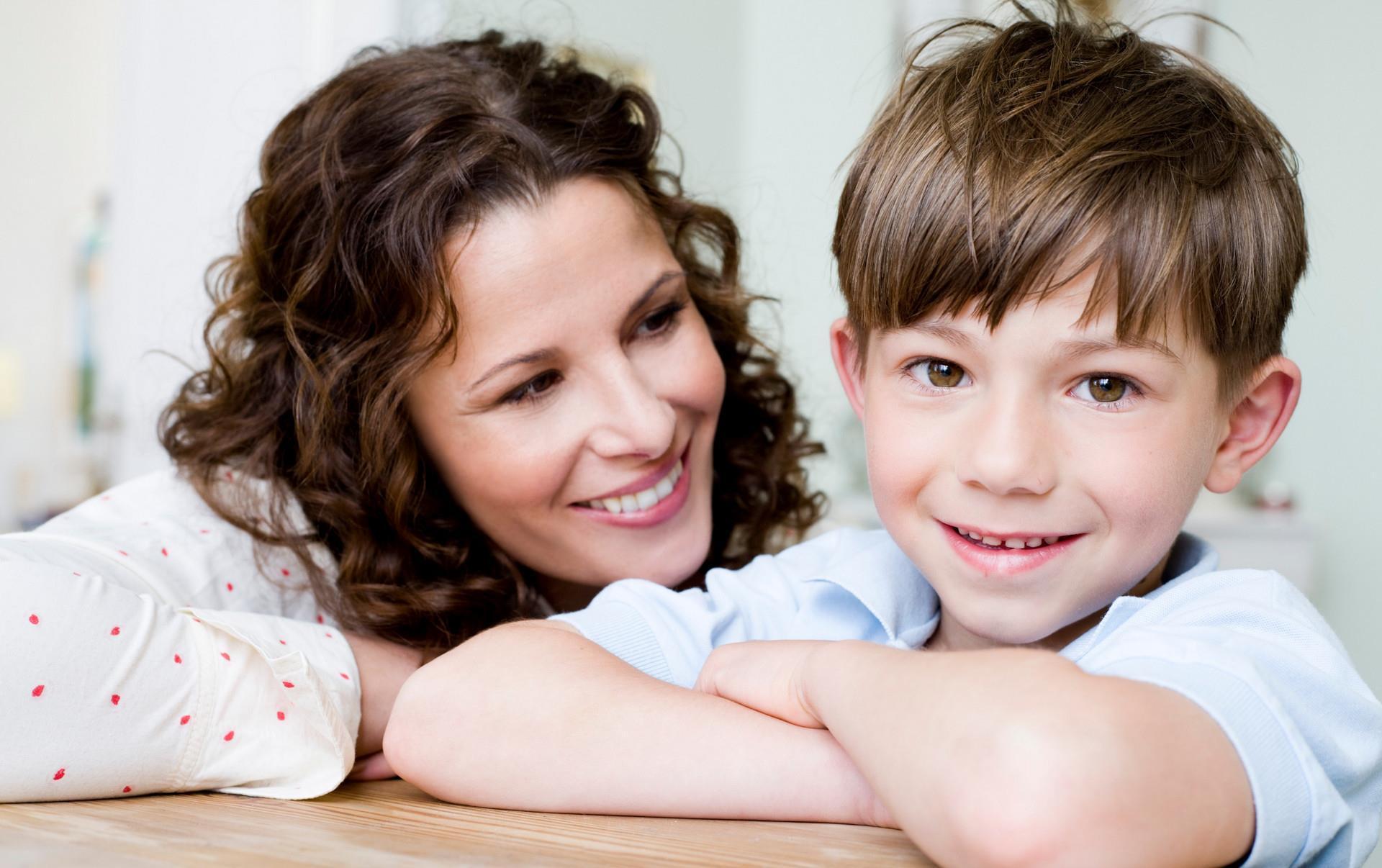 头发|两个情绪失控的妈妈,当街教育孩子让娃很受伤,网友:童年阴影