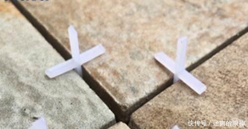 木条|工人如果在墙砖下放这个东西,你连验收都不用,直接结算工钱!