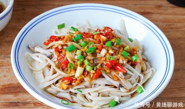 我家杏鲍菇从不炒着吃,焯个水撕一撕,比吃肉香,连吃一周还是馋