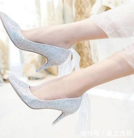 一字扣 尖头细高跟鞋,展现优美的足部线条,散发女性的优雅姿态