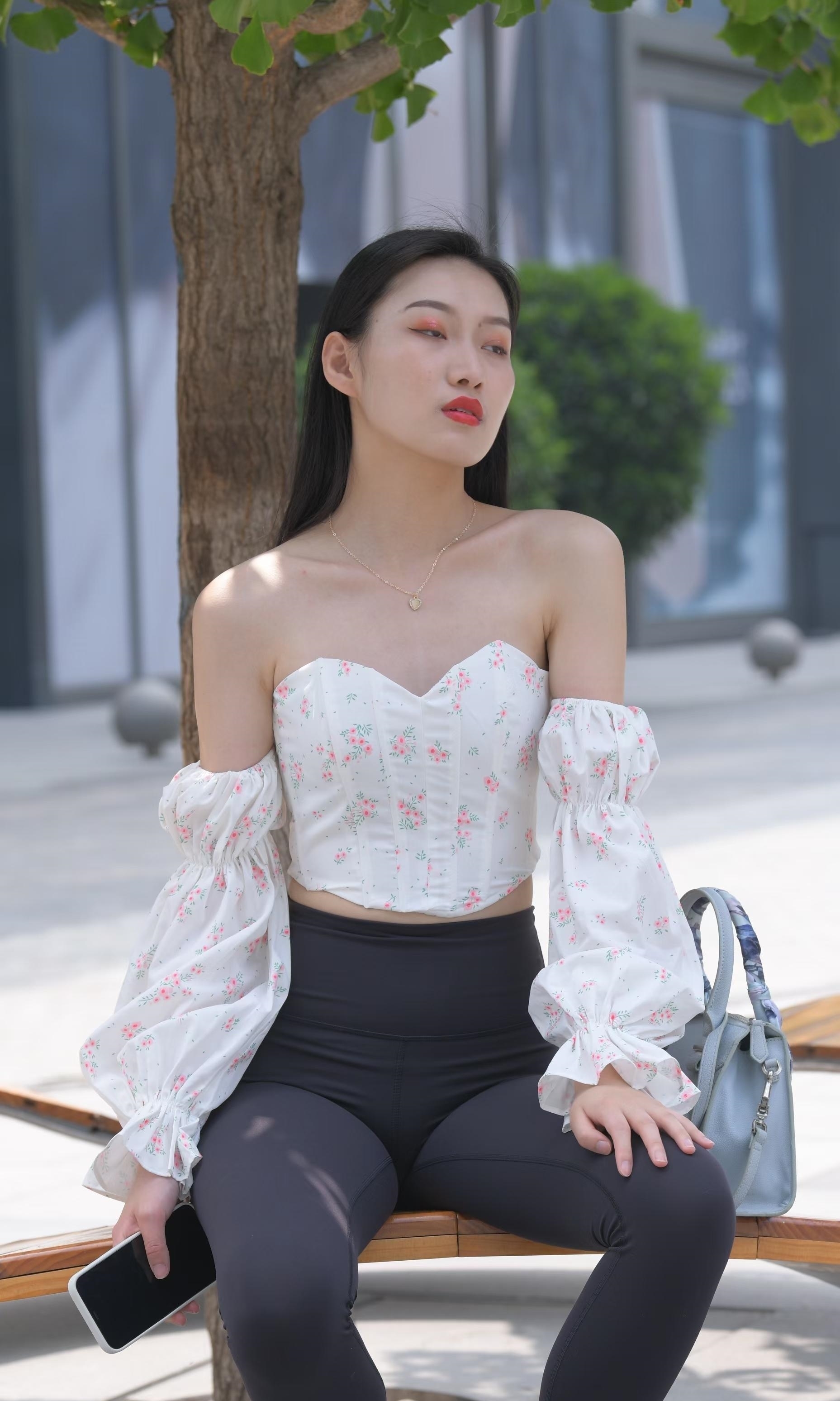 抹胸 泡泡袖抹胸上衣搭配瑜伽裤,简约轻盈又时髦修身,曼妙身姿很撩人