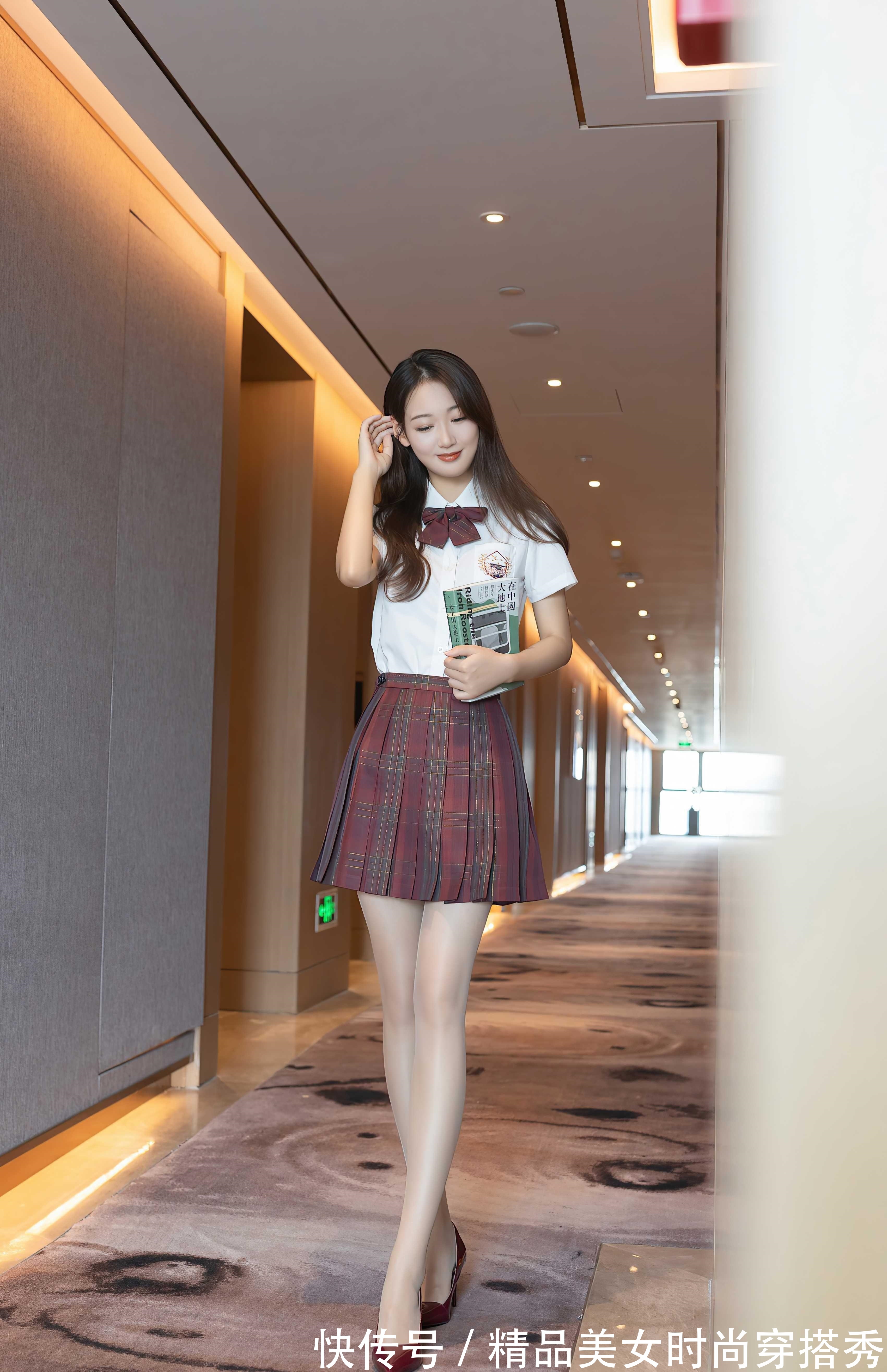 穿搭 套装的穿搭除了职场上西装的套装外,不要忘了减龄的学院风套装