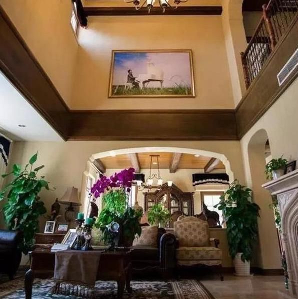 钢琴|晒晒郎朗住的豪宅,光客厅就有三层楼高,楼梯设计超像钢琴键