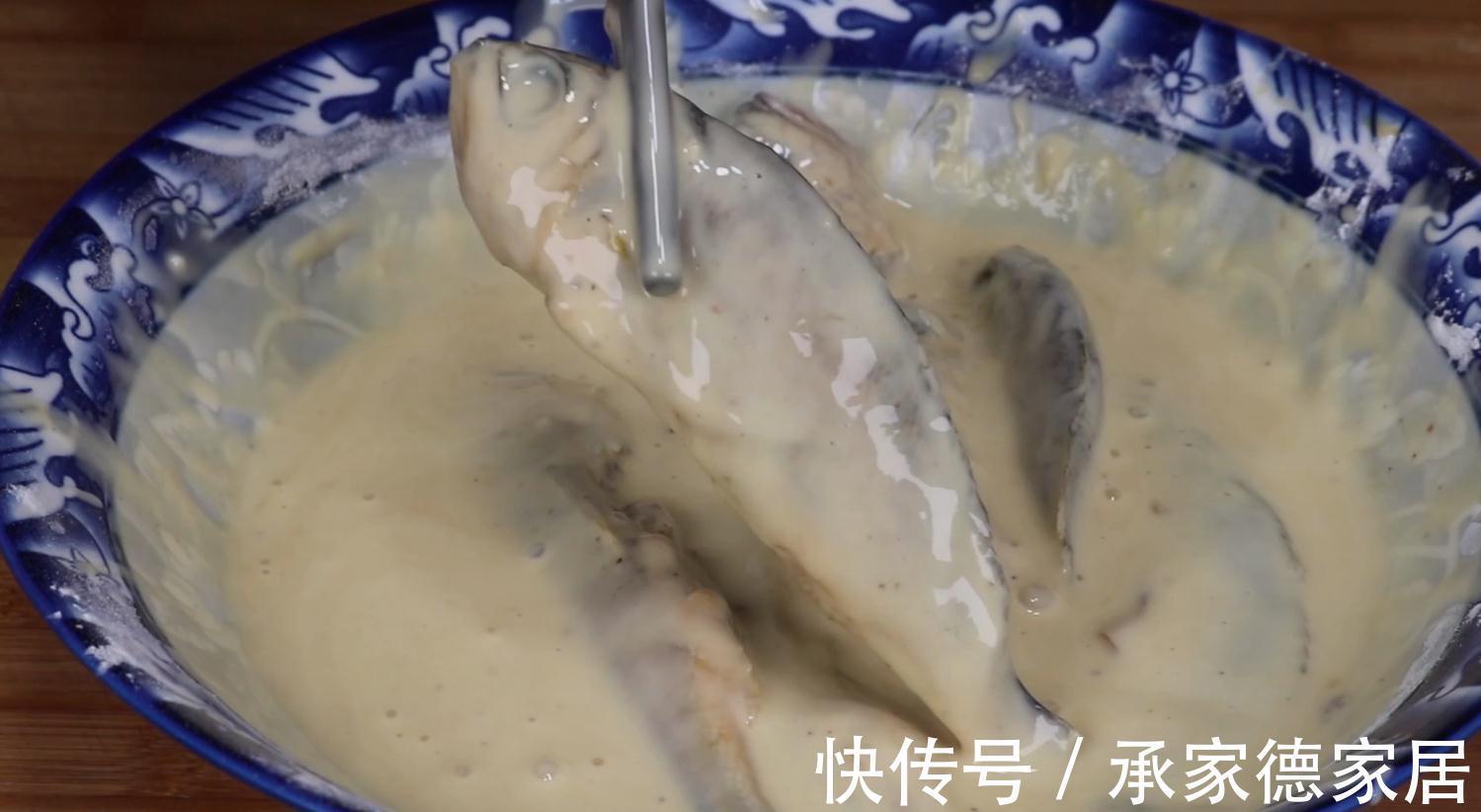 炸鱼用淀粉还是面粉,大厨教你正确做法,难怪饭店的那么酥脆好吃