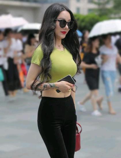 运动|纯系搭配也很美，粉色裙子很清纯漂亮