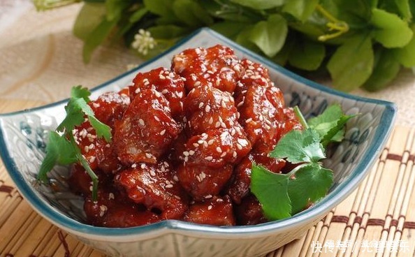 家常菜:糖醋排骨,鱼香肉丝,蚝油蒜蓉西兰花,梅菜扣肉