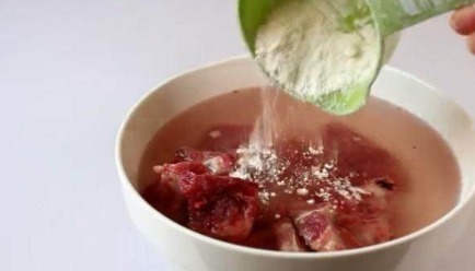 排骨别再用开水焯了,往水里放点它,血水和脏东西自动跑出来!