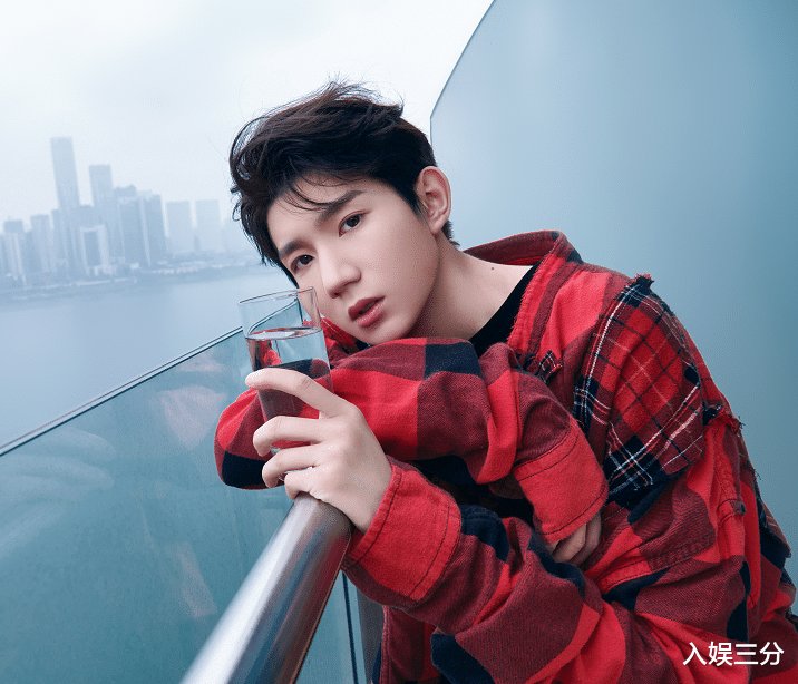 《谁是宝藏歌手》刚播，王源转身又录别的新综，就连发型都很惹眼