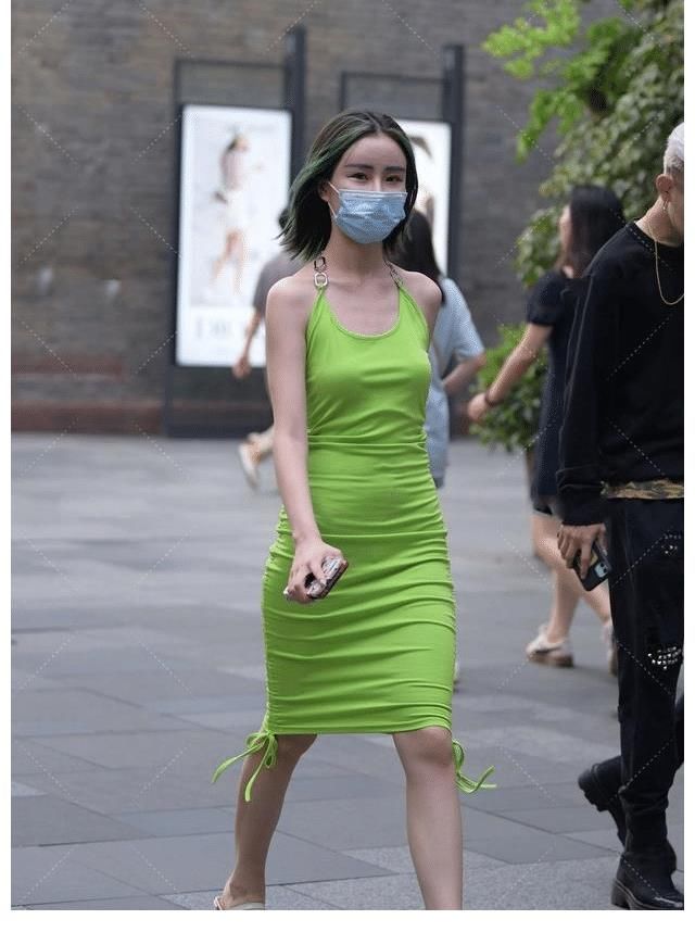 美女|穿衣要优雅，一条合身的裙子就够了，舒适还显身材