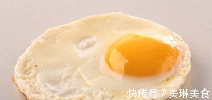 荷包蛋总是煎不好?教你一招,煎出来的鸡蛋又圆又嫩,还不粘锅!