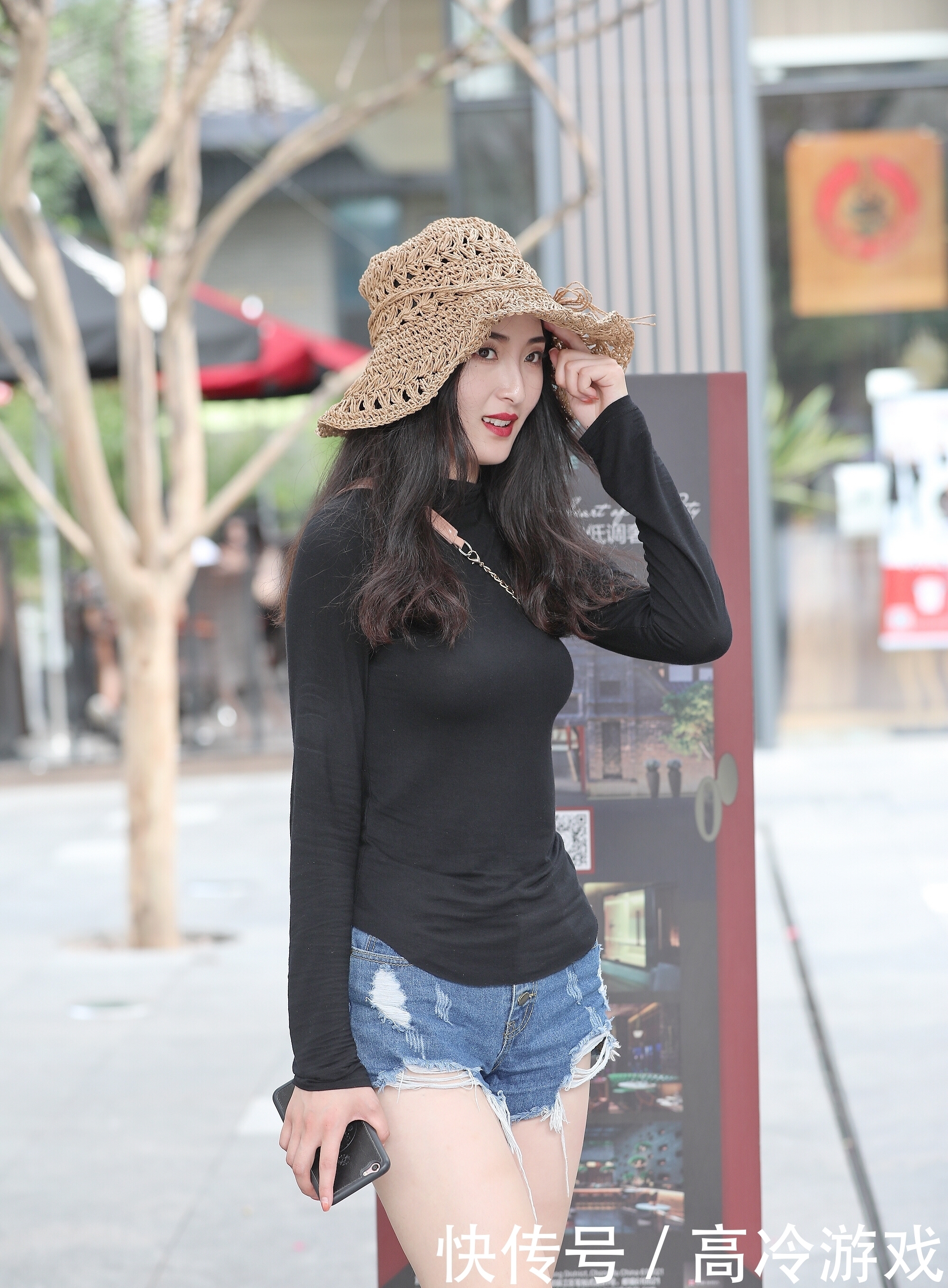 街拍:破洞牛仔短裤搭配黑色长袖上衣,潮流感十足,更显街头范儿