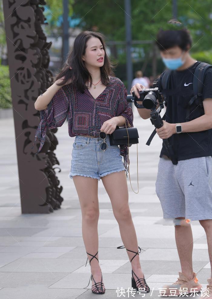 穿搭 时尚:干练的美女简单随性的穿搭,潮流时尚有个性!