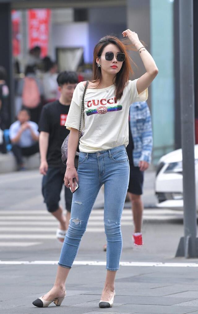 个性|在时尚中释放个性,修身牛仔裤穿搭,给你想要的气质美