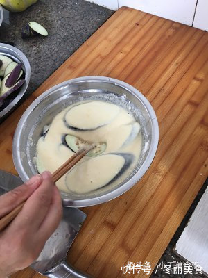 茄子别再红烧了,不蒸也不炒,一次五个不够吃,全家都叫好