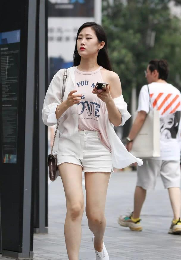 街拍仪态万千的小姐姐,肌肤如玉,轻松秀出高挑曼妙的好身材