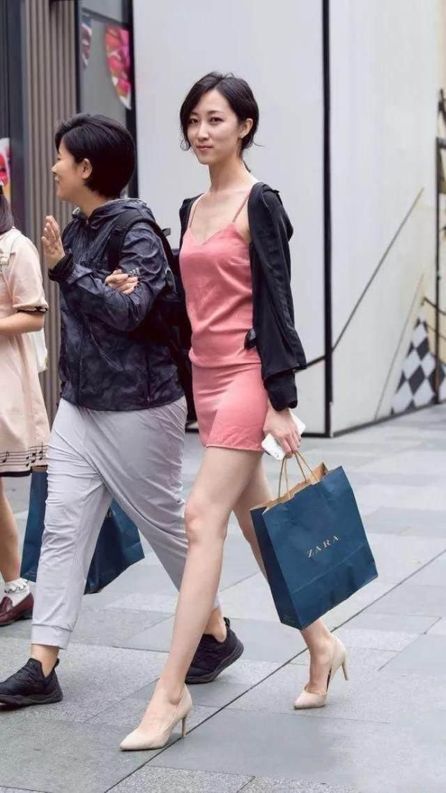 简洁美观的裙装搭配，穿着个性十足，轻松自若让你靓丽出行