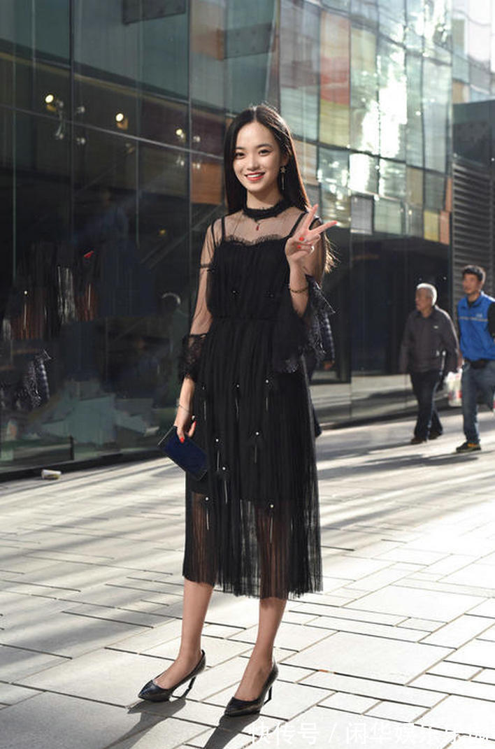 高跟鞋|街拍美女：黑色蕾丝裙与高跟鞋搭配，看起来更有气质