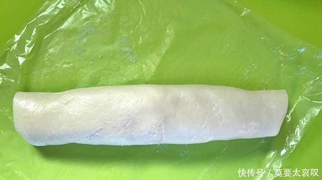  手抓饼的新吃法，包上红薯，一卷一切一烤，美味小甜点做好了