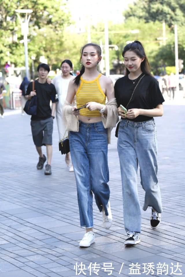 身材苗条|街拍：身材苗条的时尚美女，柔美的桔色上衣搭配牛仔裤，优雅大方