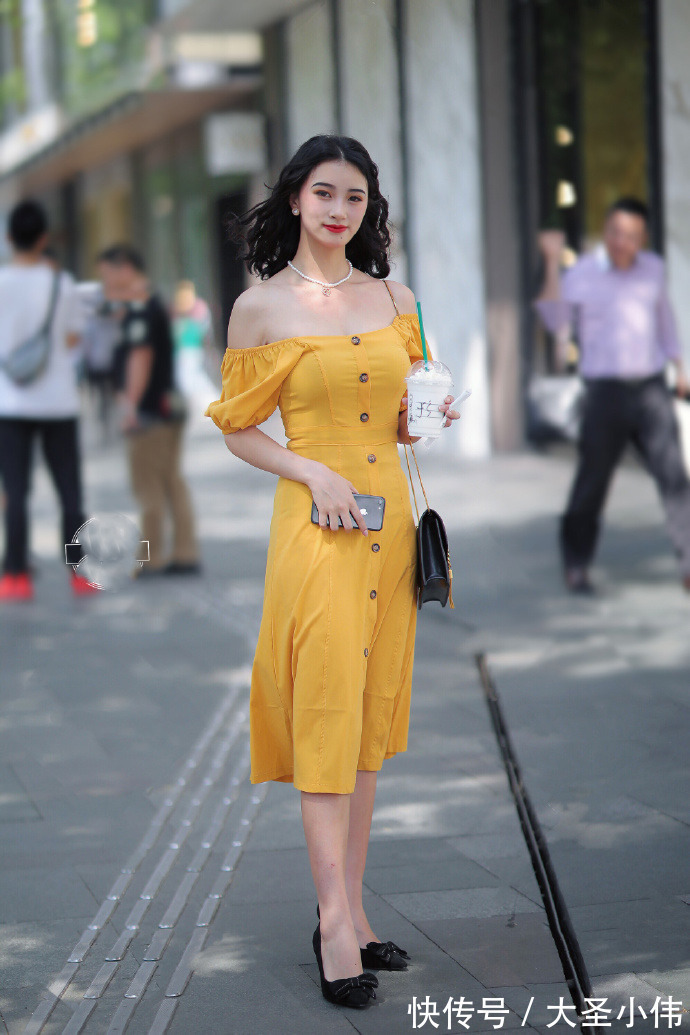 穿法 美女街拍:又火了一种穿法,叫“肩带扯一半”,时髦又撩人