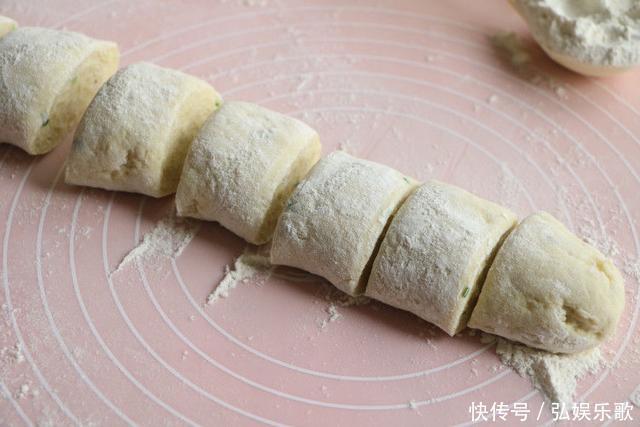 香软的土豆馍馍饼做法，土豆加面粉煎一煎切一切，老少皆宜