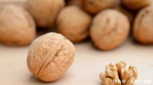 食用枸杞|女人想要推迟衰老,常吃4样零食,保养卵巢,助你更显年轻!