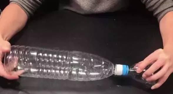 矿泉水瓶|马桶堵了别着急,只要2个矿泉水瓶,轻松解决马桶堵塞还不脏手