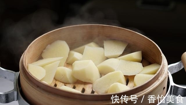 土豆|高颜值的元气早餐,土豆放西红柿里面烤,咬一口满口奶香味