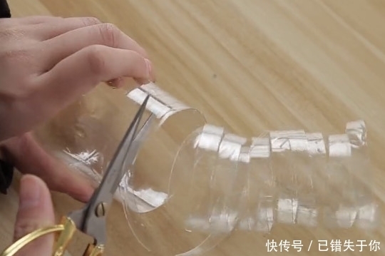 下水道容易被头发堵塞，教您成本花不了1毛钱，头发杂物都带走